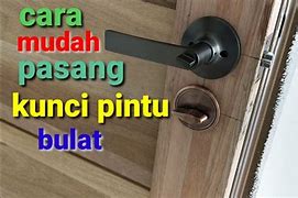 Memasang Kunci Pintu Rumah